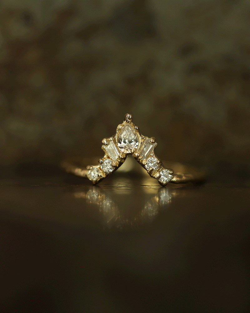 Armach Mixed Diamond V Shape Scatter Ring