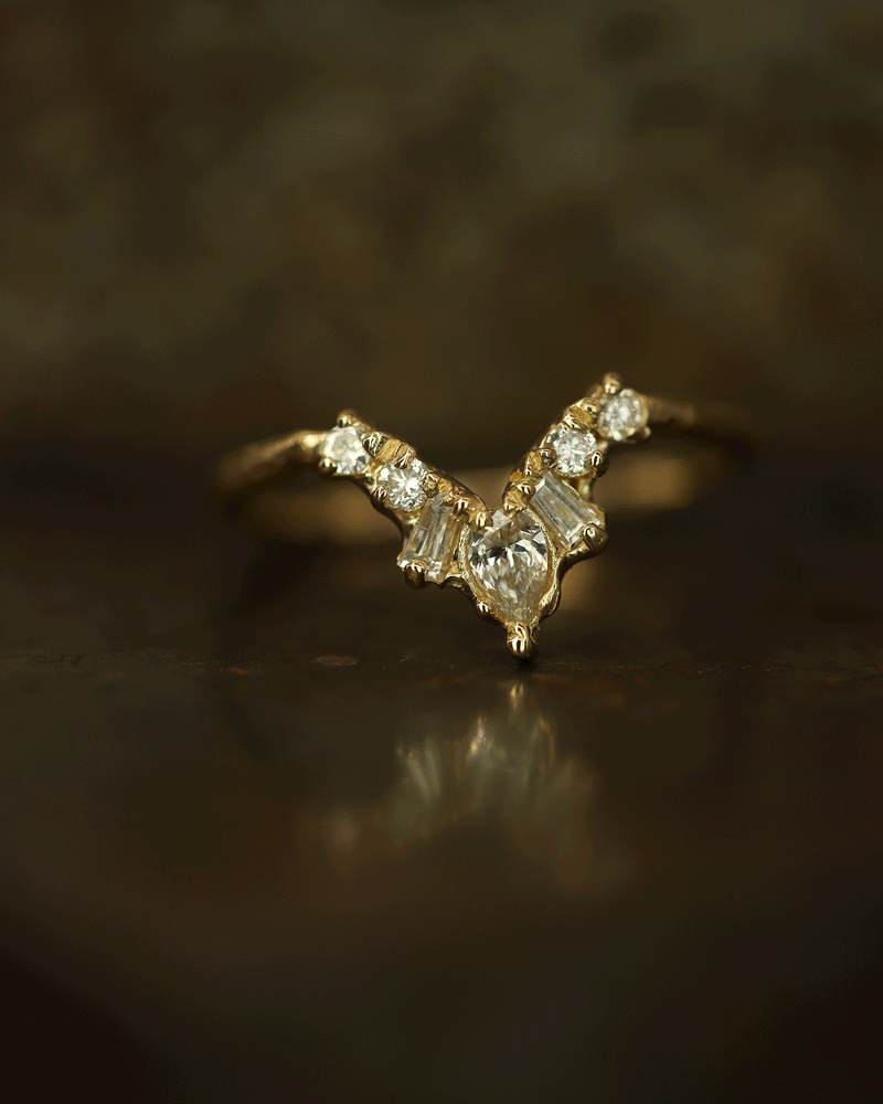 Armach Mixed Diamond V Shape Scatter Ring